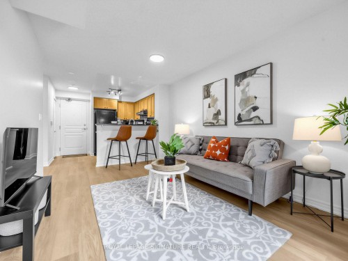 220-16 Dallimore Circle, Toronto, ON - Indoor Photo Showing Living Room