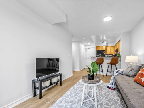 220-16 Dallimore Circle, Toronto, ON - Indoor Photo Showing Living Room