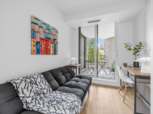 220-16 Dallimore Circle, Toronto, ON - Indoor Photo Showing Living Room