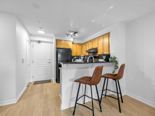 220-16 Dallimore Circle, Toronto, ON - Indoor Photo Showing Kitchen