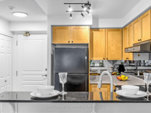 220-16 Dallimore Circle, Toronto, ON - Indoor Photo Showing Kitchen