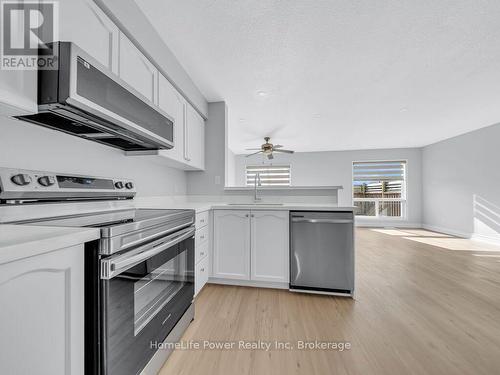 39 Reistview Street, Kitchener, ON - Indoor Photo Showing Kitchen