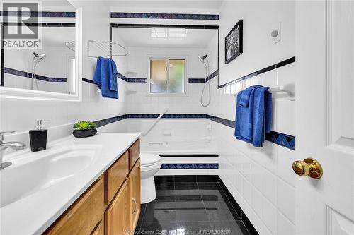 465 Christopher, Windsor, ON - Indoor Photo Showing Bathroom