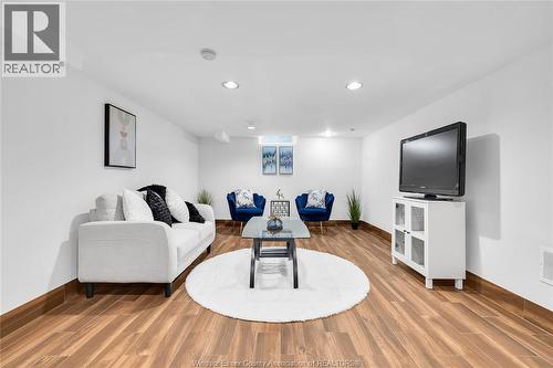 465 Christopher, Windsor, ON - Indoor Photo Showing Living Room
