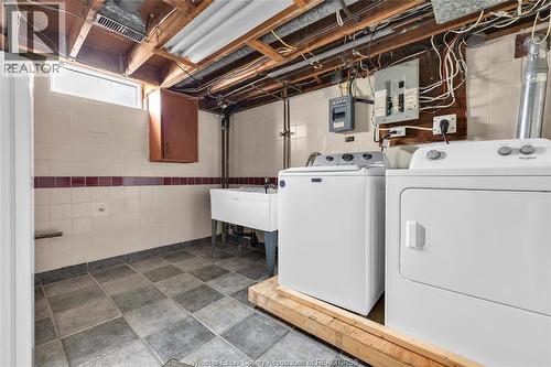 465 Christopher, Windsor, ON - Indoor Photo Showing Laundry Room