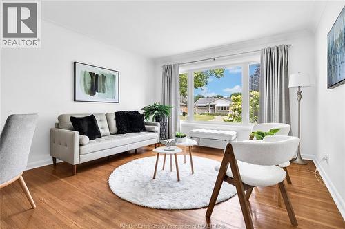 465 Christopher, Windsor, ON - Indoor Photo Showing Living Room