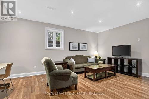 33 Gould Street, Ottawa, ON - Indoor Photo Showing Living Room