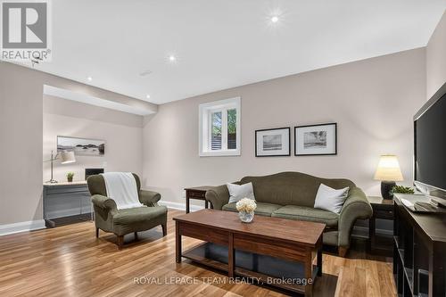 33 Gould Street, Ottawa, ON - Indoor Photo Showing Living Room
