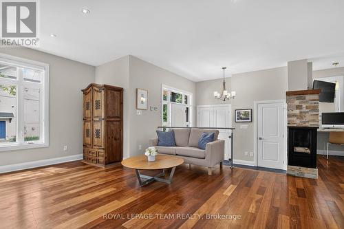 33 Gould Street, Ottawa, ON - Indoor Photo Showing Living Room