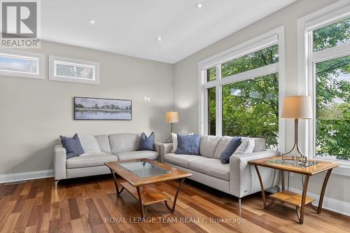 33 Gould Street, Ottawa, ON - Indoor Photo Showing Living Room