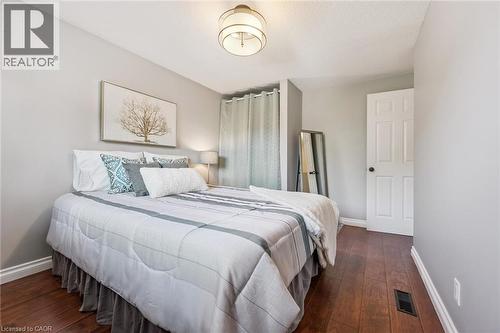 Hardwood-style flooring throughout - 460 Parkview Crescent, Cambridge, ON - Indoor Photo Showing Bedroom