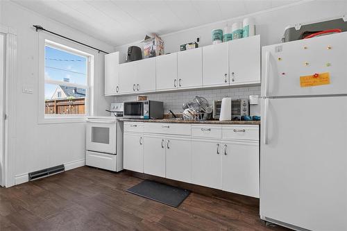 712 Martin Avenue E, Winnipeg, MB - Indoor Photo Showing Kitchen