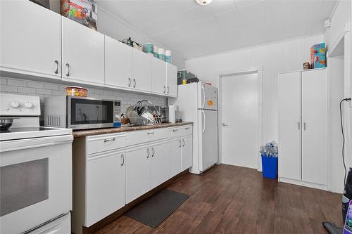 712 Martin Avenue E, Winnipeg, MB - Indoor Photo Showing Kitchen