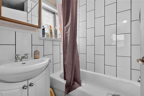 712 Martin Avenue E, Winnipeg, MB - Indoor Photo Showing Bathroom