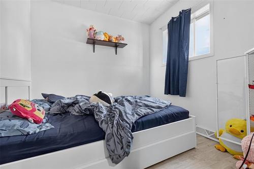 712 Martin Avenue E, Winnipeg, MB - Indoor Photo Showing Bedroom
