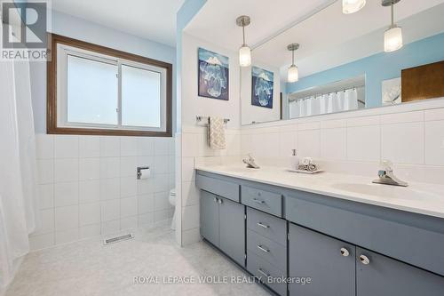18 Strathcona Crescent, Kitchener, ON - Indoor Photo Showing Bathroom