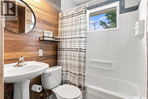 928 1St Street E, Saskatoon, SK - Indoor Photo Showing Bathroom