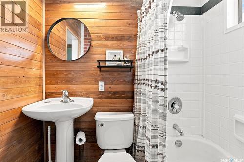 928 1St Street E, Saskatoon, SK - Indoor Photo Showing Bathroom