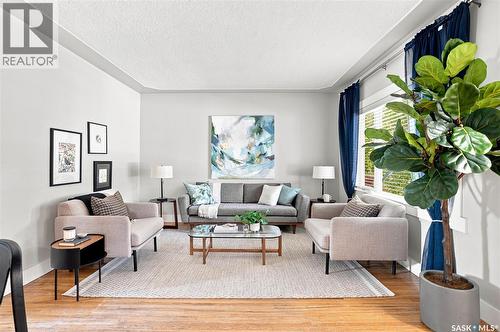 928 1St Street E, Saskatoon, SK - Indoor Photo Showing Living Room