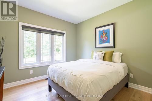 41 Tall Pines Drive, Tiny, ON - Indoor Photo Showing Bedroom
