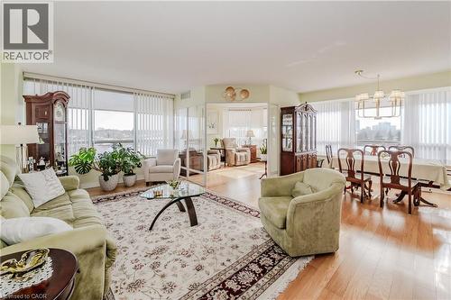 6 Willow Street Unit# 802, Waterloo, ON - Indoor Photo Showing Living Room