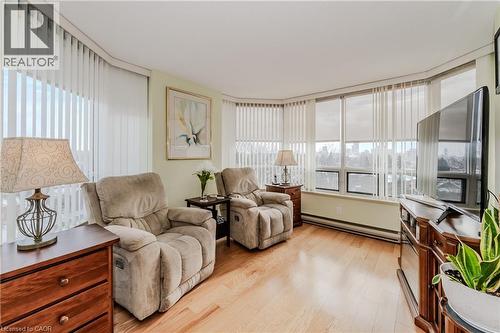 6 Willow Street Unit# 802, Waterloo, ON - Indoor Photo Showing Living Room