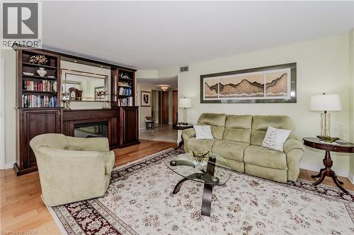 6 Willow Street Unit# 802, Waterloo, ON - Indoor Photo Showing Living Room
