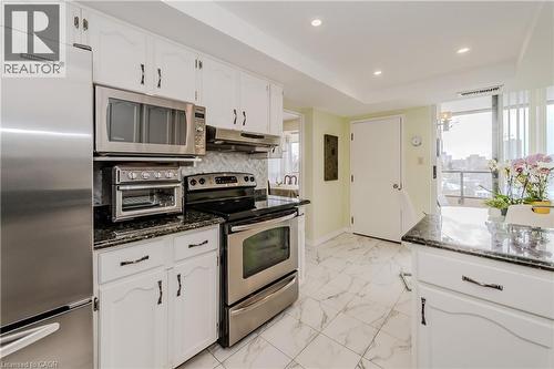 6 Willow Street Unit# 802, Waterloo, ON - Indoor Photo Showing Kitchen