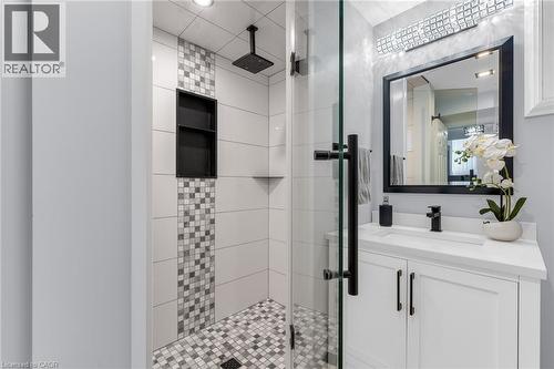 21 Samuel Road, Grimsby, ON - Indoor Photo Showing Bathroom
