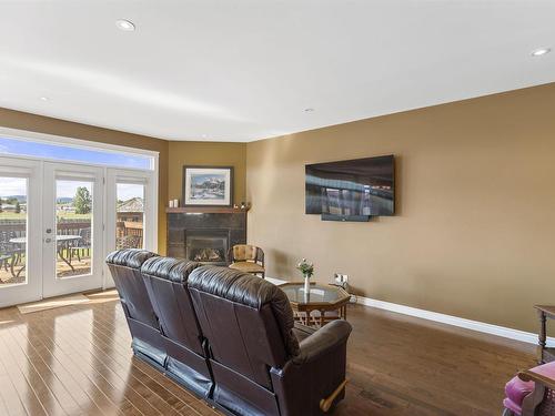 706 Weiler Boulevard, Thunder Bay, ON - Indoor Photo Showing Living Room With Fireplace