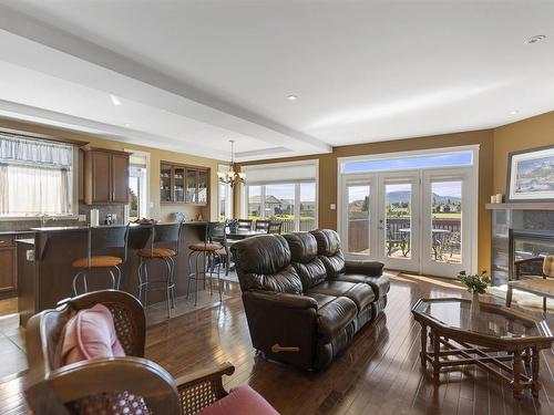 706 Weiler Boulevard, Thunder Bay, ON - Indoor Photo Showing Living Room With Fireplace