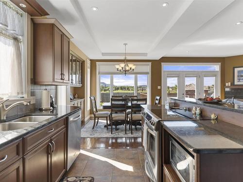 706 Weiler Boulevard, Thunder Bay, ON - Indoor Photo Showing Kitchen With Double Sink