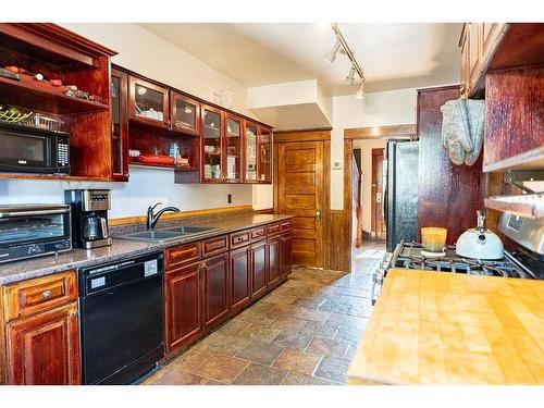 637 Catherine St., Thunder Bay, ON - Indoor Photo Showing Kitchen With Double Sink