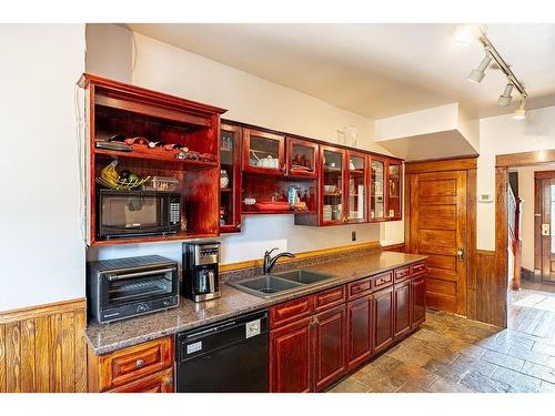 637 Catherine St., Thunder Bay, ON - Indoor Photo Showing Kitchen With Double Sink