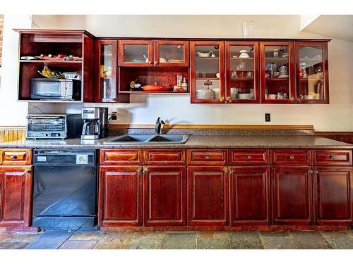 637 Catherine St., Thunder Bay, ON - Indoor Photo Showing Kitchen With Double Sink