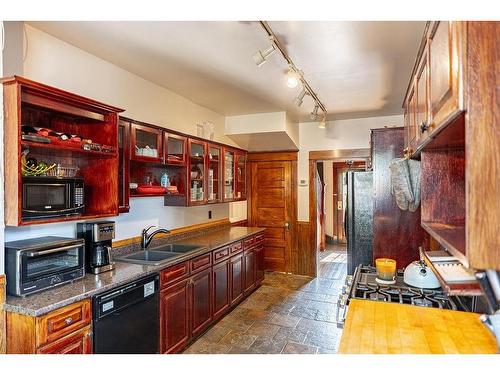 637 Catherine St., Thunder Bay, ON - Indoor Photo Showing Kitchen With Double Sink