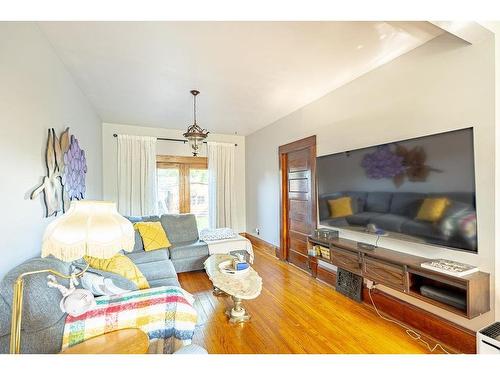 637 Catherine St., Thunder Bay, ON - Indoor Photo Showing Living Room