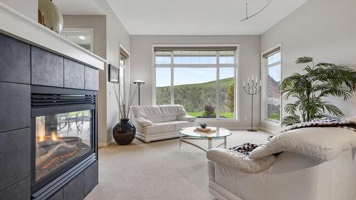 29-3800 Gallaghers Pinnacle Way, Kelowna, BC - Indoor Photo Showing Living Room With Fireplace