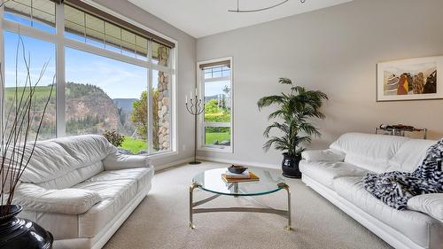 29-3800 Gallaghers Pinnacle Way, Kelowna, BC - Indoor Photo Showing Living Room