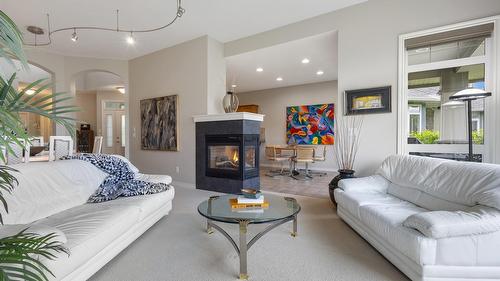 29-3800 Gallaghers Pinnacle Way, Kelowna, BC - Indoor Photo Showing Living Room With Fireplace