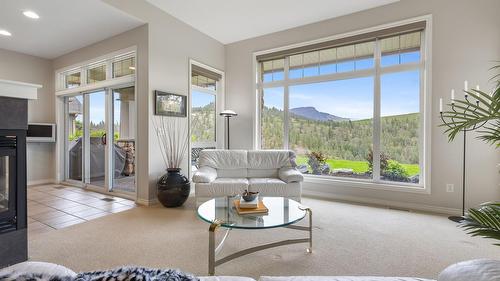 29-3800 Gallaghers Pinnacle Way, Kelowna, BC - Indoor Photo Showing Living Room