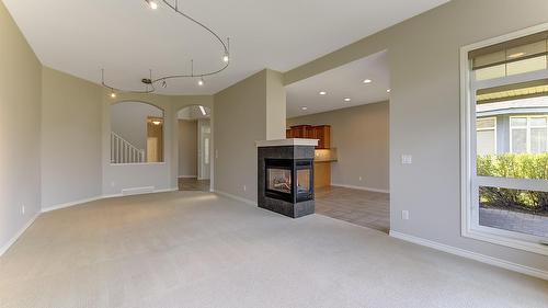 29-3800 Gallaghers Pinnacle Way, Kelowna, BC - Indoor With Fireplace