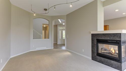 29-3800 Gallaghers Pinnacle Way, Kelowna, BC - Indoor Photo Showing Other Room With Fireplace