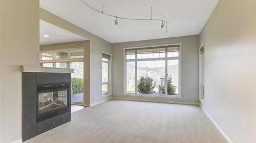 29-3800 Gallaghers Pinnacle Way, Kelowna, BC - Indoor Photo Showing Other Room With Fireplace