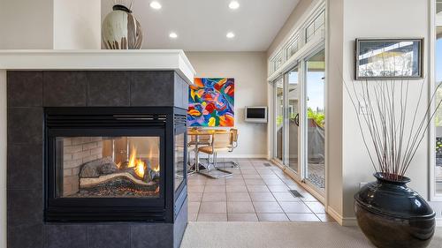 29-3800 Gallaghers Pinnacle Way, Kelowna, BC - Indoor Photo Showing Other Room With Fireplace