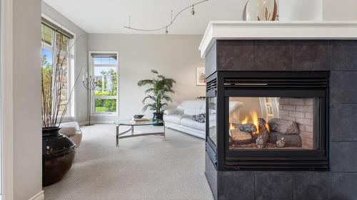 29-3800 Gallaghers Pinnacle Way, Kelowna, BC - Indoor With Fireplace