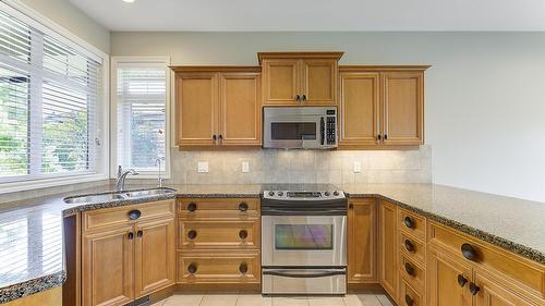 29-3800 Gallaghers Pinnacle Way, Kelowna, BC - Indoor Photo Showing Kitchen With Double Sink