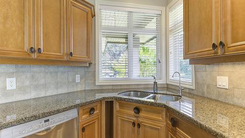29-3800 Gallaghers Pinnacle Way, Kelowna, BC - Indoor Photo Showing Kitchen With Double Sink