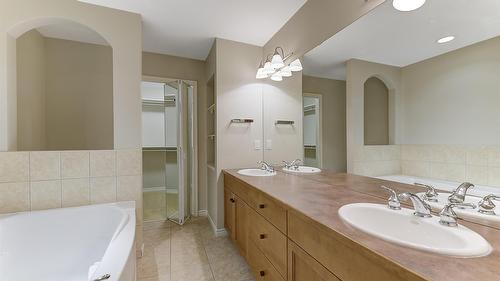 29-3800 Gallaghers Pinnacle Way, Kelowna, BC - Indoor Photo Showing Bathroom