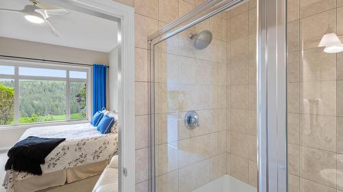 29-3800 Gallaghers Pinnacle Way, Kelowna, BC - Indoor Photo Showing Bathroom